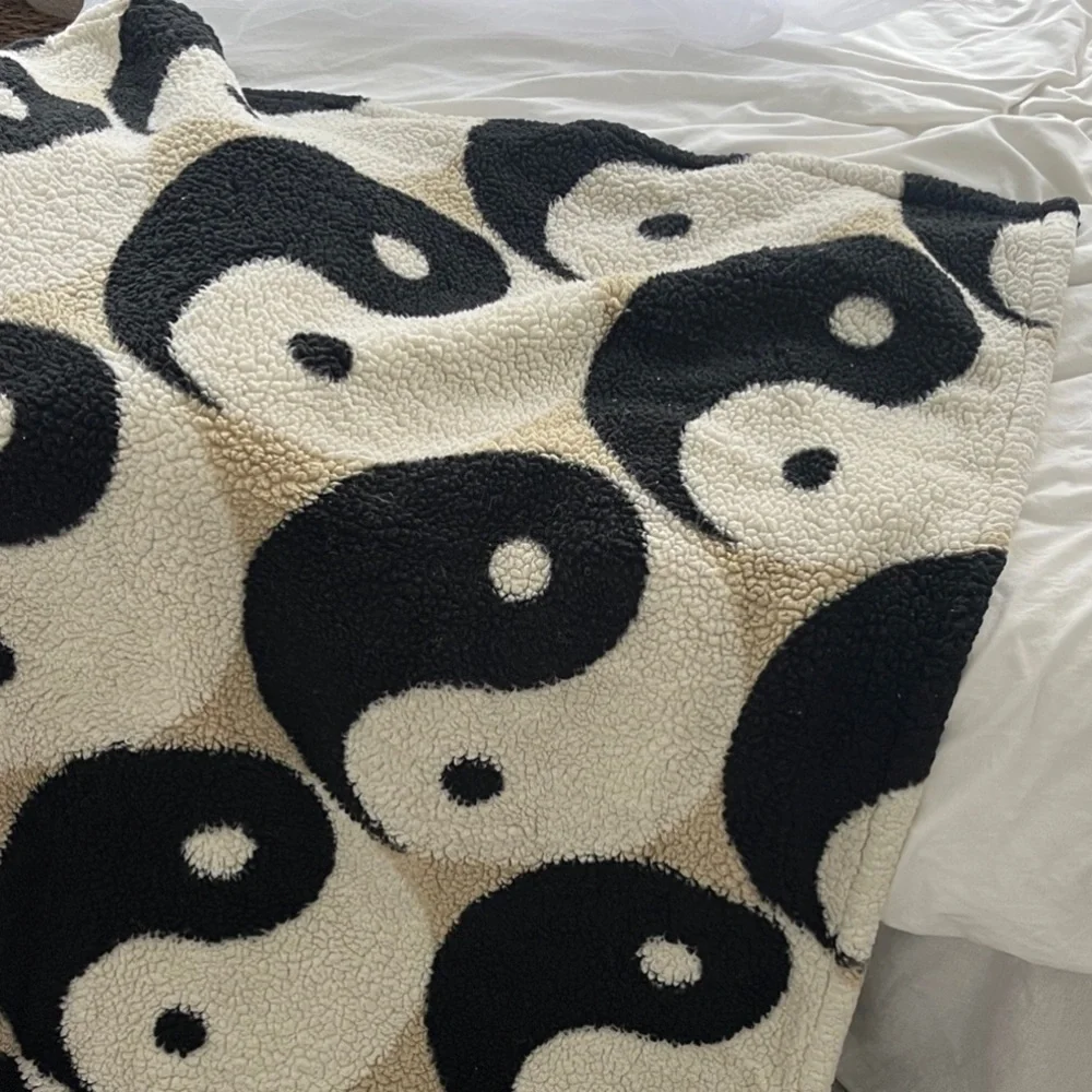 Urban Outfitters Yin Yang Fleece Throw Blanket - Picture 3 of 5